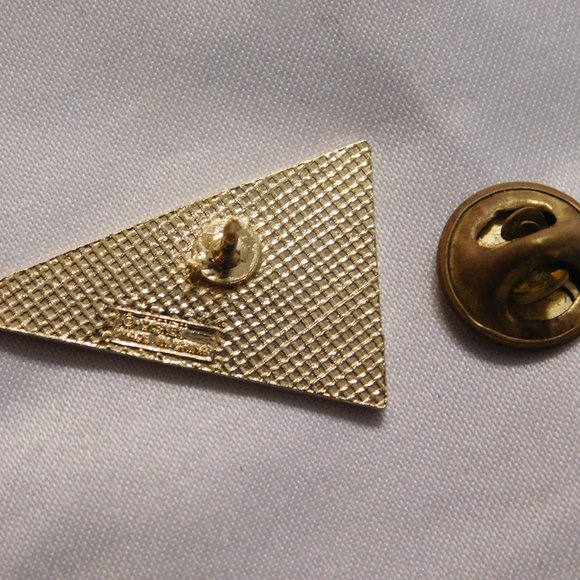 Disney MICKEY STATE MICKUS MOUSUM UNIVERSITATUM Trading Pin - Picture 2 of 3